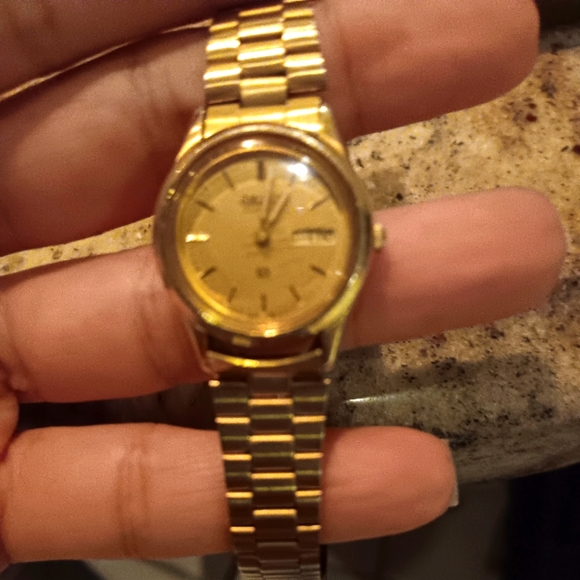 A women's brass metal stainless steel back seico watch. In great condition - Picture 1 of 4